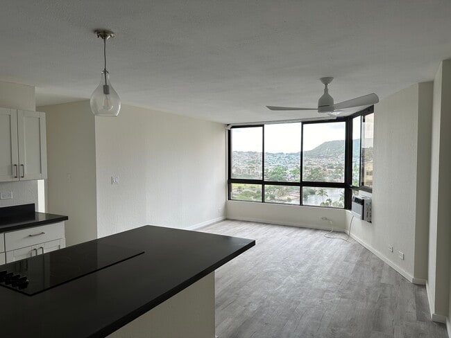 Building Photo - 320 Liliuokalani Ave