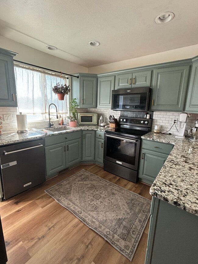 Building Photo - Spacious 5-Bedroom Haven with 3 Full Baths...