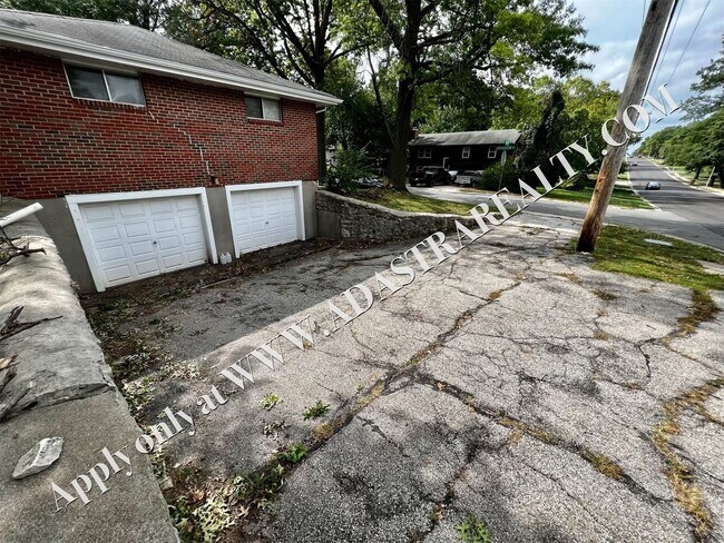 Building Photo - 2 Bed, 1 Bath Duplex in Overland Park-Avai...
