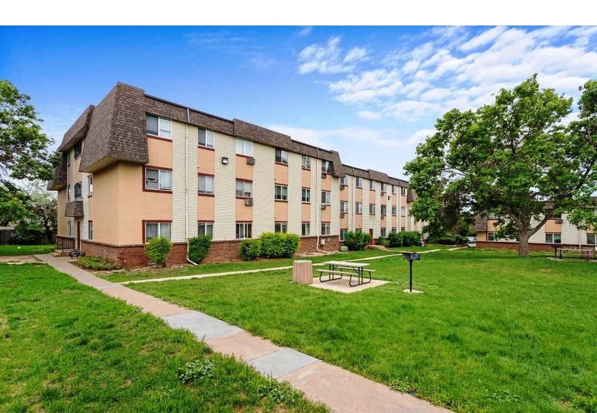 Foto principal - 9650 Huron St