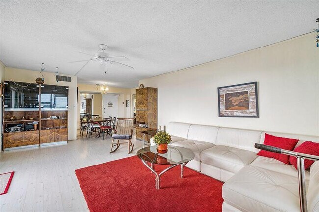 Foto del edificio - 1200 Hibiscus Ave