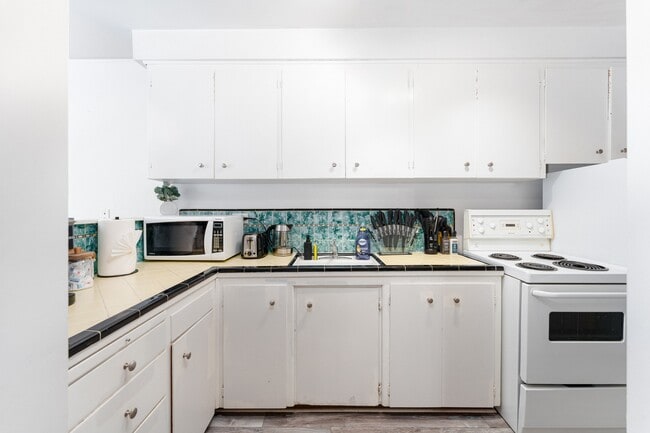 Building Photo - 1540 Haro St