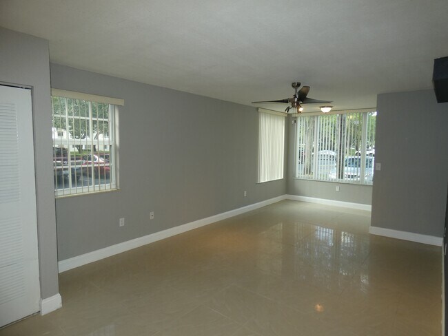 Building Photo - 2803 N Oakland Forest Dr