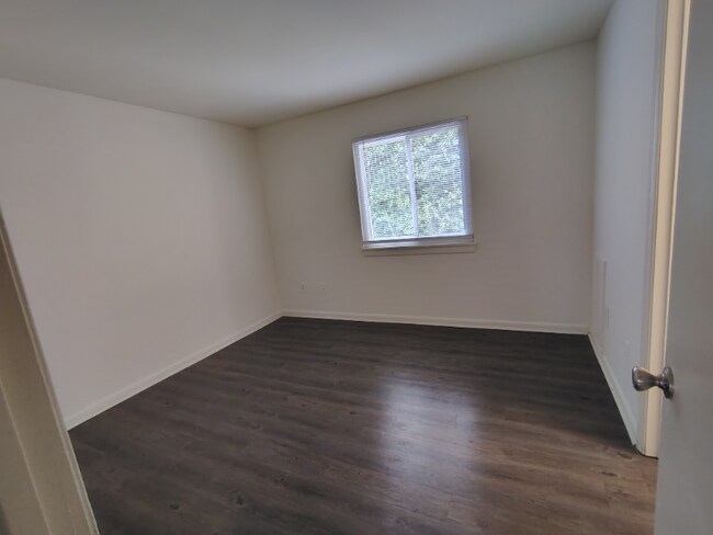 Building Photo - 600 Reusens Rd