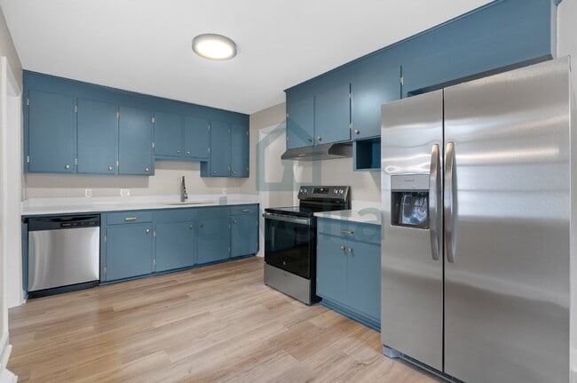 Building Photo - "Charming 5-Bedroom Oasis with 2 Full Bath...