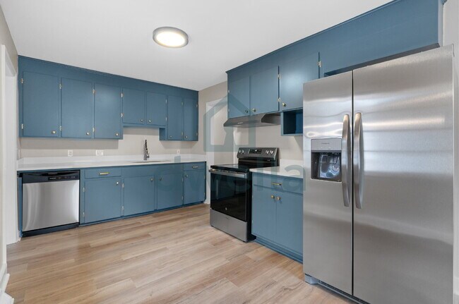 Foto del edificio - "Charming 5-Bedroom Oasis with 2 Full Bath...
