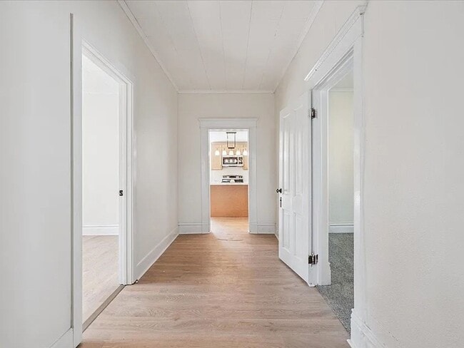 Building Photo - 4 Bedroom in College area!