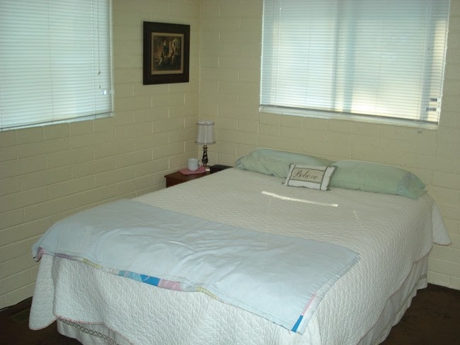 Bedroom - 416 E Warnock Ave