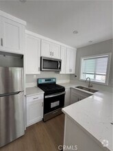 Building Photo - 33 Willow Tree Ln