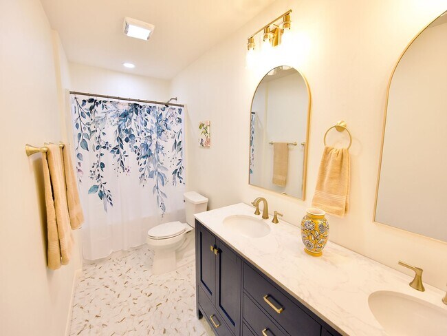 Building Photo - 4 Bedroom Home in a wonderful location nea...