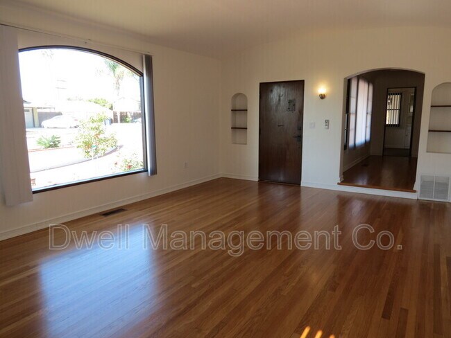 Foto del edificio - 8458 Golden Ave