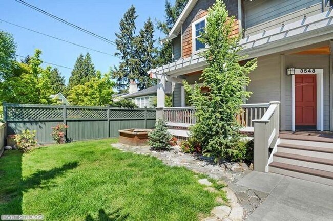 Building Photo - Traditional Wedgwood Craftsman, Video Tour...