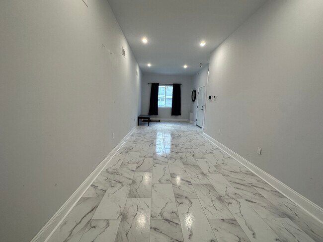 Building Photo - 628 N 13th St