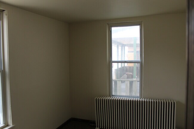 Foto del edificio - 457 W 8th St