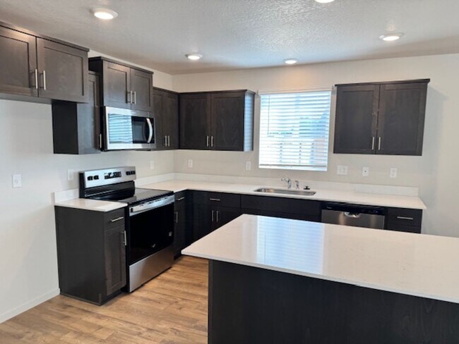 Foto del edificio - BRAND NEW 4 BEDROOM HOUSE W/ UPGRADES