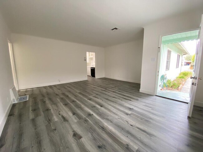 SALA DE ESTAR - 4271 Revere Pl