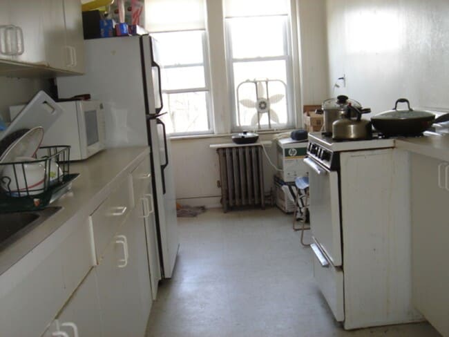 Building Photo - July Huge studio with eat in kitchen, No fee Heat inc Students ok