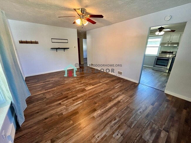 Building Photo - Spacious 3 Bed, 2 Bath Home