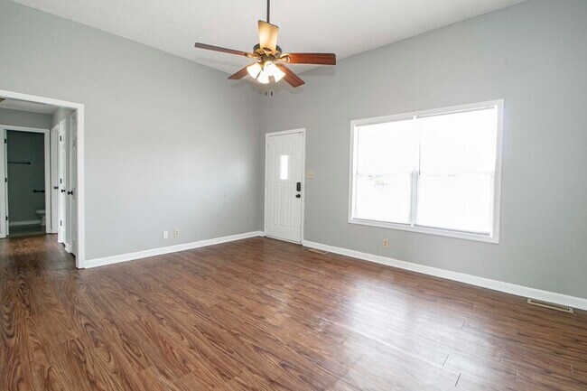 Building Photo - 1212 Kendall Dr