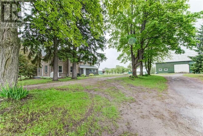 Photo du bâtiment - 826396 Township Rd 8