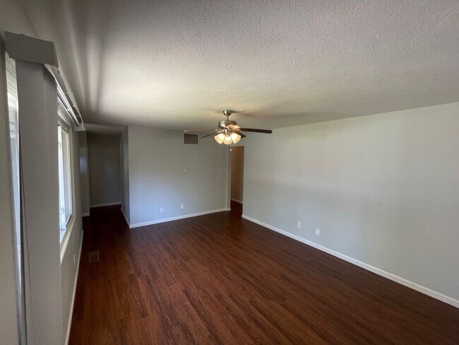 Foto del edificio - Remodeled Three Bedroom