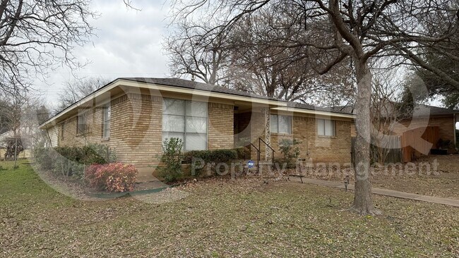 Building Photo - 3535 Creek View Dr