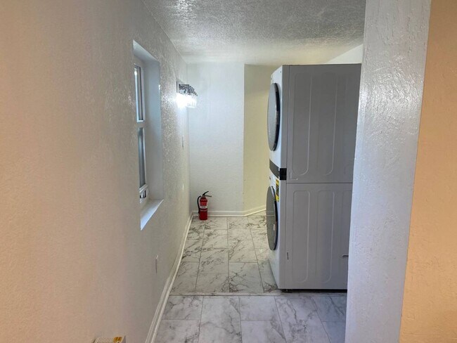 Foto del edificio - Inlaw Studio Apartment with Parking (ingleside / SFSU / CCSF)