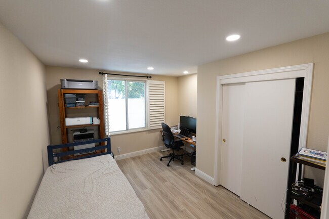 Dormitorio de la planta baja con LED inteligentes regulables - 8781 Arbor St