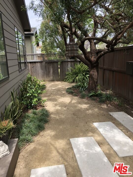 Foto del edificio - 737 Broadway St