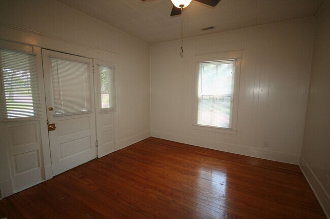 Building Photo - Spacious 3BR/2BA Duplex in Historic Lakewo...