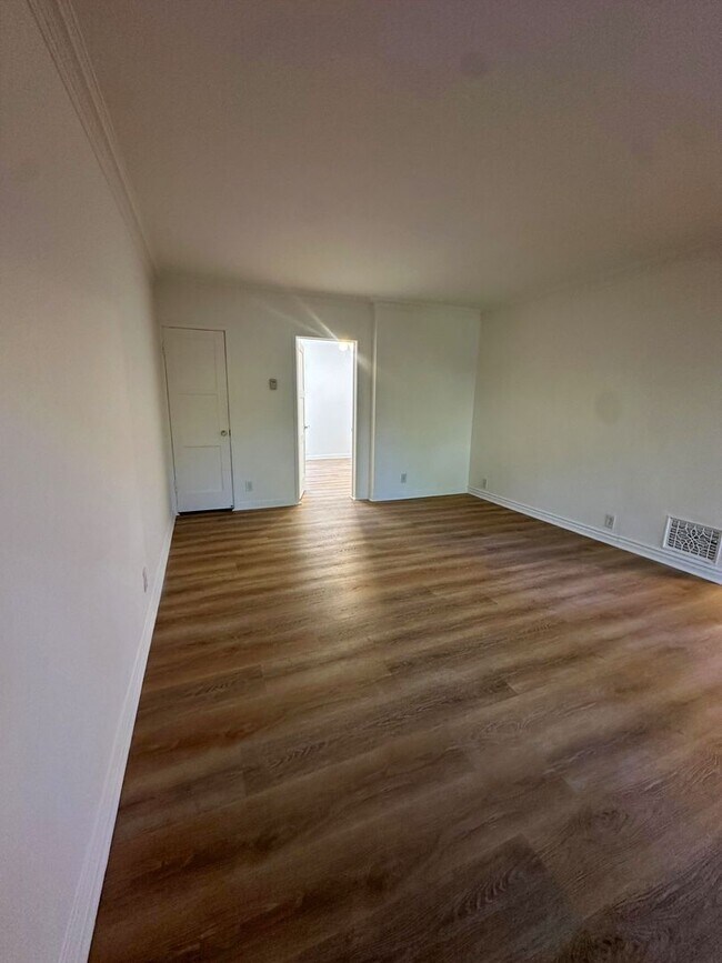 Interior Photo - Hayworth Courtyard Apartments – West Hollywood Living