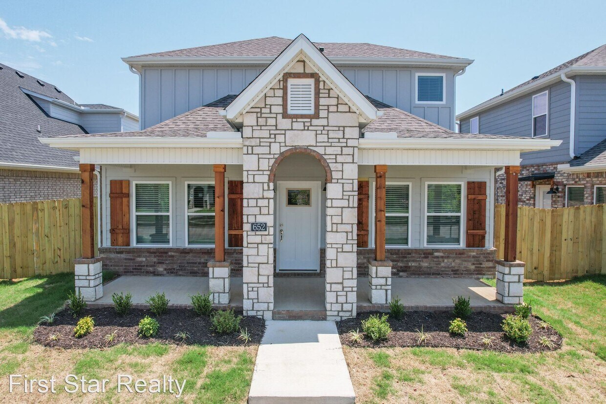 Primary Photo - 4 br, 3.5 bath House - 652 N Salem Rd