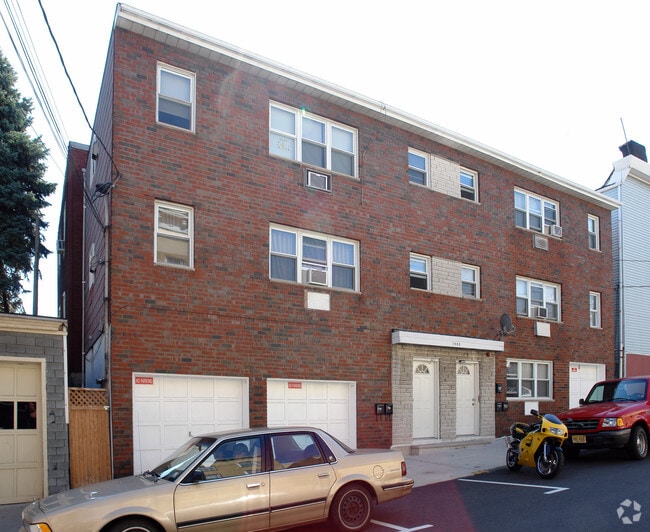 Building Photo - 7008 Hudson Ave