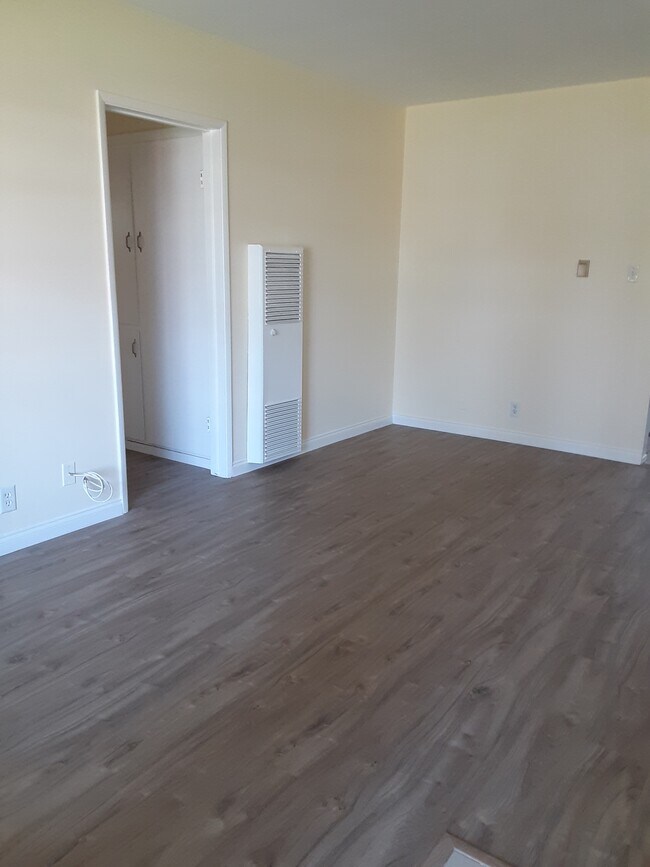 Building Photo - 2458 Mohawk St