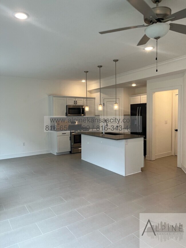 Building Photo - Beautiful Parkville Town Home Coming Soon!