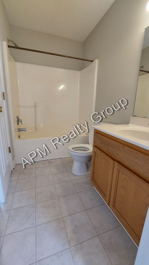 Building Photo - Great Summit Home, Convenient to Sandhills...