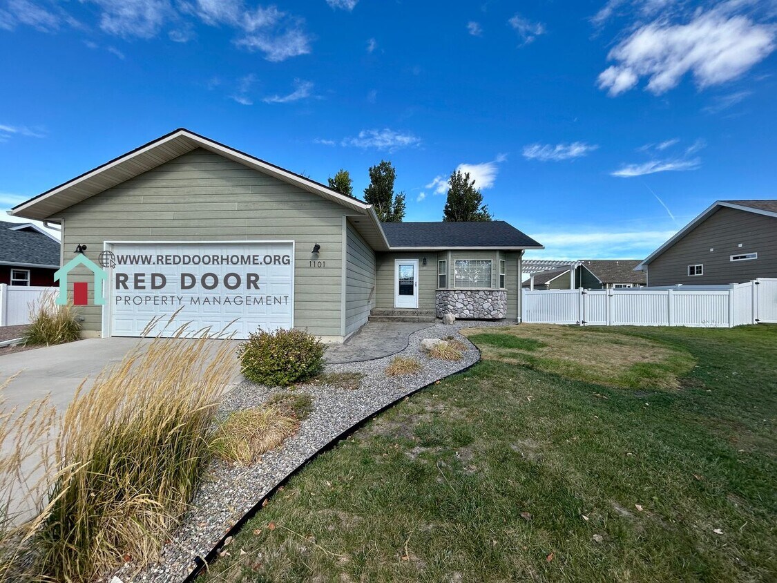 Foto principal - Modern 4 Bed, 3 Bath Home – Pet Friendly w...
