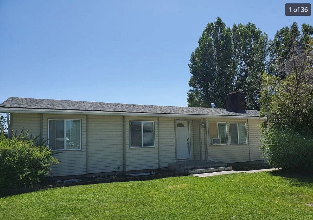 Foto principal - Spacious 5 bed 2 bath Home with TONS of St...