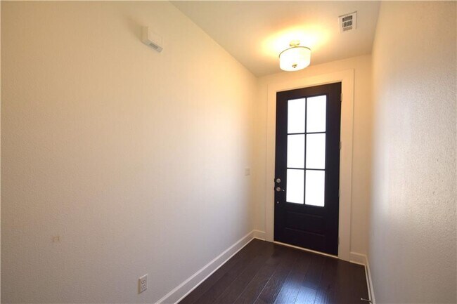 Building Photo - 4205 SW Bermuda Ave