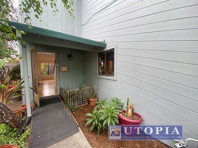 Foto del edificio - Charming 3 bed, 1.5 bath home in Live Oak, close to the beach and local markets
