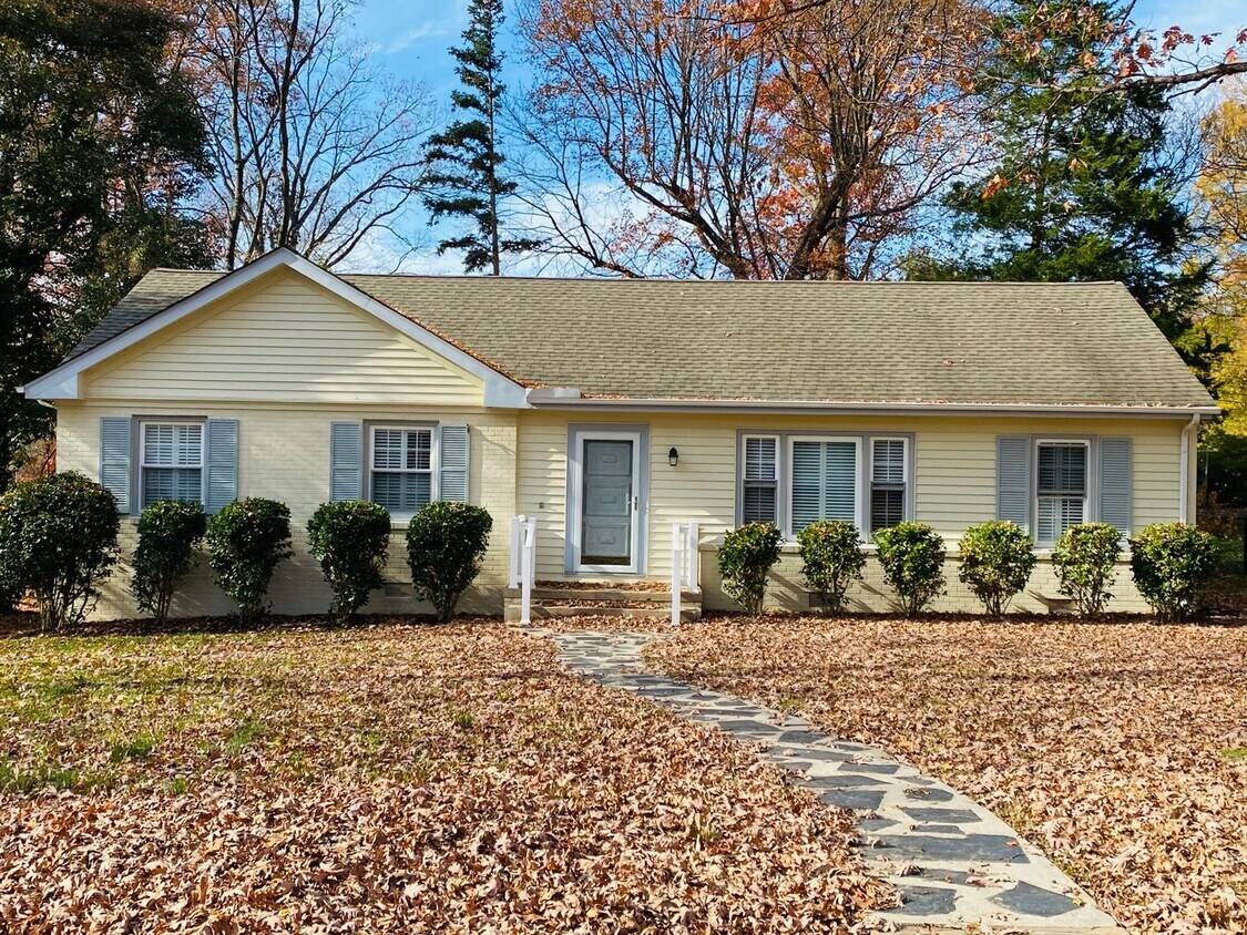 Foto principal - Beautifully Updated 3bdrm/2bth Ranch Style...