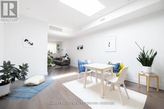 Building Photo - 2076 Dundas St W