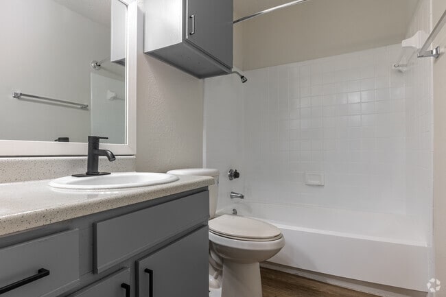 1 habitación, 1 baño - 627 pies cuadrados - Baño - Eagle Creek Landing Apartments