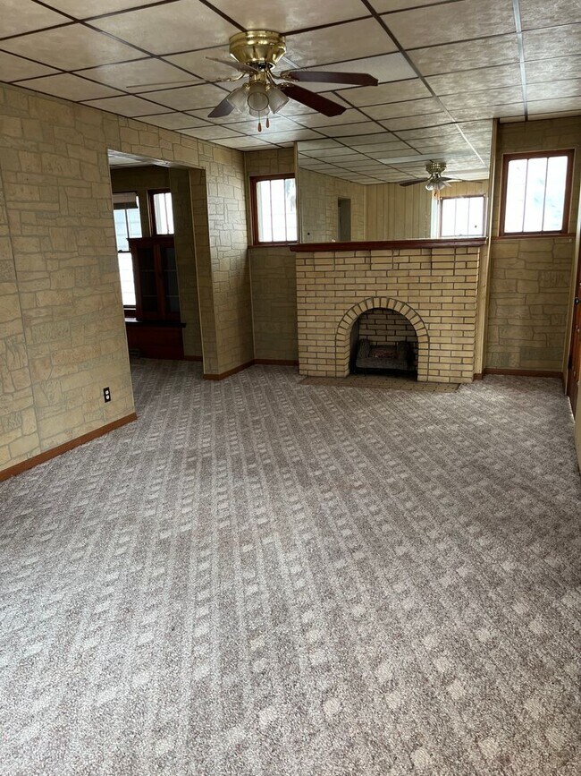 Building Photo - One Bedroom Upstairs Apartment