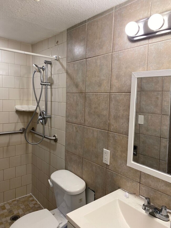 Building Photo - 602 Lovett Ave