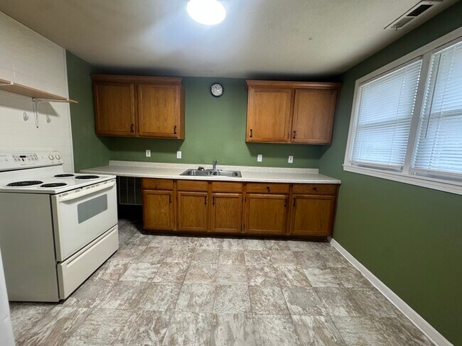 Foto del edificio - Cozy 2-Bed Home with Spacious Yard in Exce...