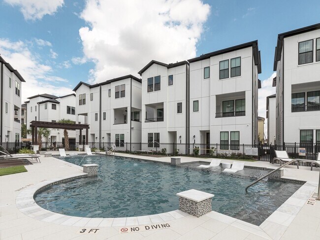 Building Photo - 2718 Grand Fountains Dr