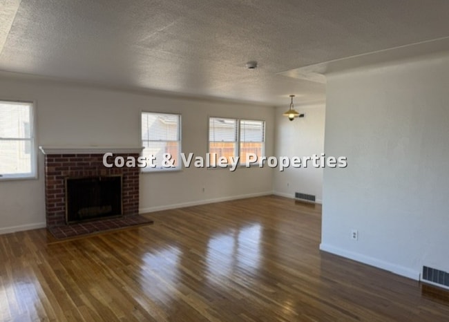 Building Photo - North Salinas Home for RENT!!!