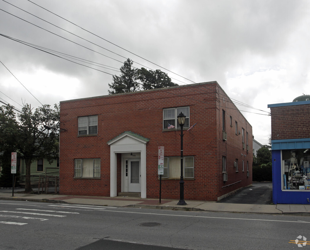 Primary Photo - 576 Westbury Ave