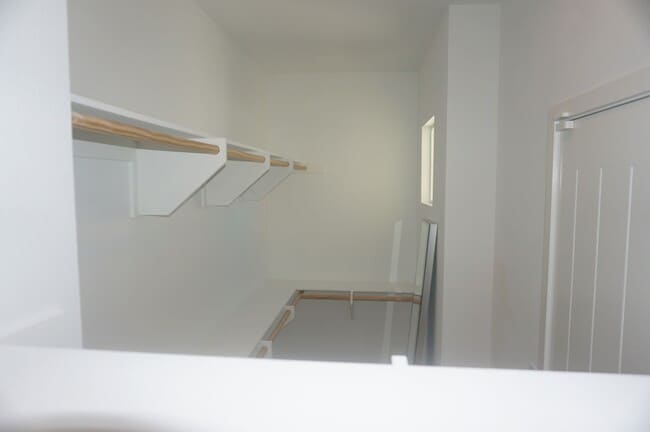 Building Photo - Stunning 4 Bedroom 3 Bath Plus Loft Home i...